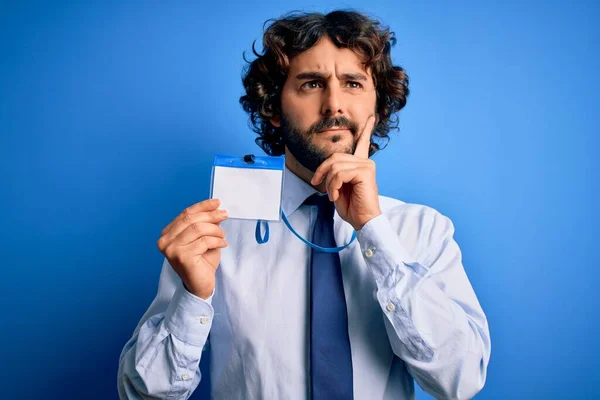 Jovem Homem Negócios Bonito Com Barba Segurando Identificação Cartão Identificação — Fotografia de Stock