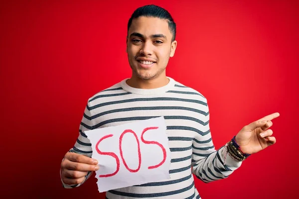 Junger Brasilianer Mit Problem Banner Mit Sos Botschaft Über Rotem — Stockfoto