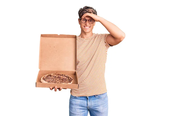 Mladý Pohledný Muž Držící Doručovací Krabice Pizzy Vystresovaný Frustrovaný Rukou — Stock fotografie