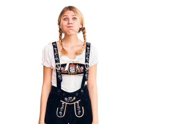 Joven Mujer Rubia Hermosa Usando Oktoberfest Vestido Hinchando Mejillas Con — Foto de Stock