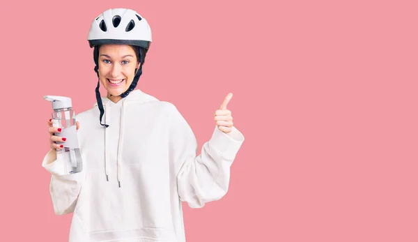 Mulher Bonita Morena Usando Capacete Bicicleta Segurando Garrafa Água Sorrindo — Fotografia de Stock