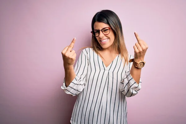 Joven Hermosa Mujer Vistiendo Casual Rayas Camiseta Gafas Sobre Fondo — Foto de Stock