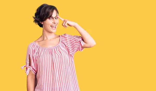 Mulher Bonita Com Cabelo Curto Vestindo Roupas Verão Casuais Sorrindo — Fotografia de Stock