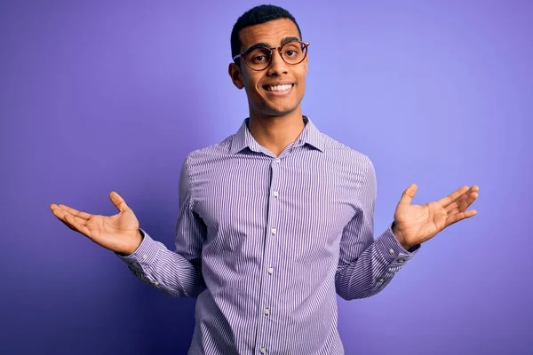 Bonito Homem Afro Americano Vestindo Camisa Listrada Óculos Sobre Fundo — Fotografia de Stock