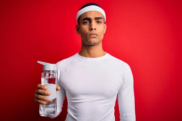 Joven Atleta Afroamericano Guapo Usando Ropa Deportiva Beber Botella Agua — Foto de Stock
