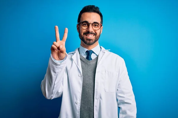 Jovem Médico Bonito Homem Com Barba Vestindo Casaco Óculos Sobre — Fotografia de Stock