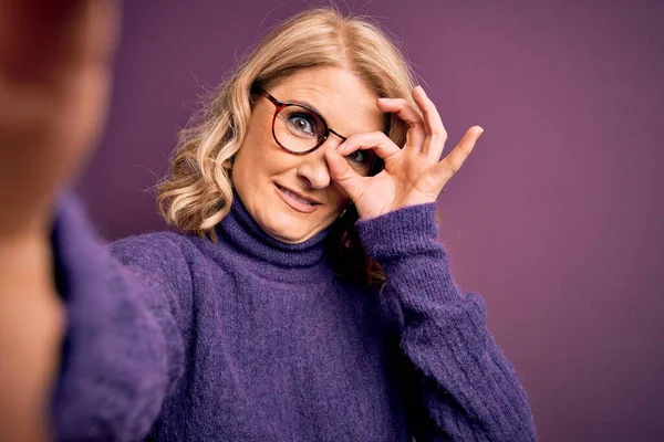 Middle Age Beautiful Blonde Woman Wearing Sweater Glasses Make Selfie — Stock Photo, Image