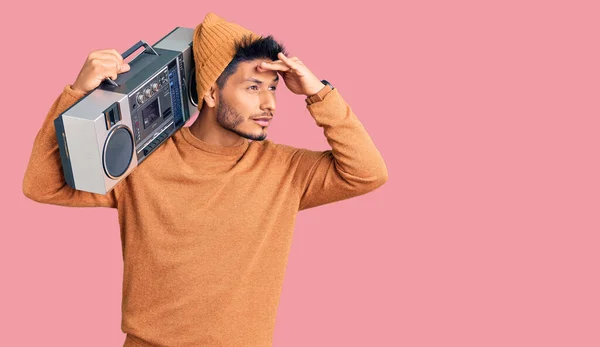 Snygg Latinamerikansk Ung Man Håller Boombox Lyssnar Musik Mycket Glad — Stockfoto