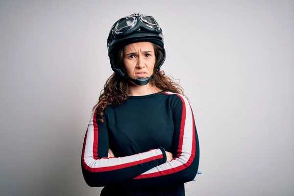 Mooie Motorrijder Vrouw Met Krullend Haar Dragen Moto Helm Witte — Stockfoto