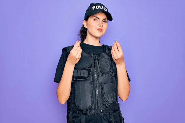 Jovem Policial Vestindo Uniforme Colete Prova Balas Segurança Sobre Fundo — Fotografia de Stock