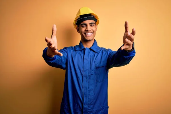 Jonge Knappe Afro Amerikaanse Arbeider Blauw Uniform Veiligheidshelm Kijkend Naar — Stockfoto