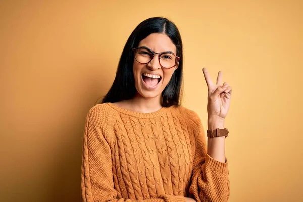 Joven Mujer Hispana Hermosa Con Gafas Sobre Fondo Aislado Amarillo —  Fotos de Stock