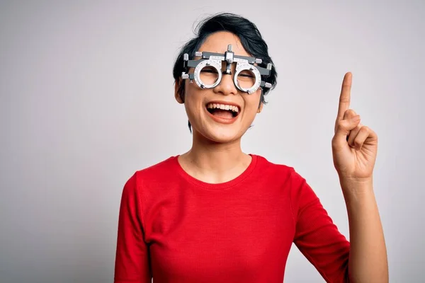 Jovem Bela Menina Asiática Vestindo Óculos Optometria Sobre Fundo Branco — Fotografia de Stock