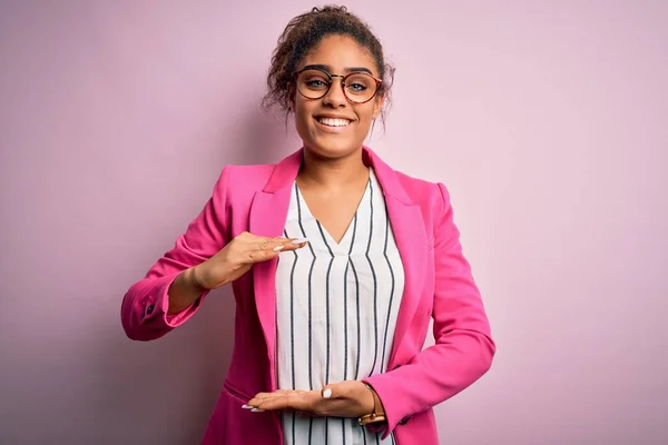 Schöne Afrikanisch Amerikanische Geschäftsfrau Trägt Jacke Und Brille Über Rosa — Stockfoto