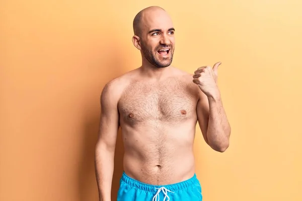 Mladý Hezký Plešatý Muž Plavkách Bez Košile Ukazující Palec Nahoru — Stock fotografie