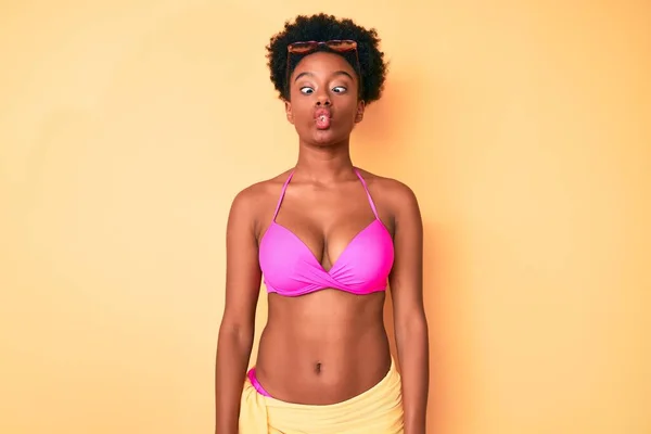 Mujer Afroamericana Joven Con Bikini Haciendo Cara Pez Con Labios —  Fotos de Stock