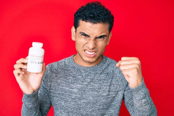 Junge Gut Aussehende Hispanische Mann Hält Tabletten Genervt Und Frustriert — Stockfoto