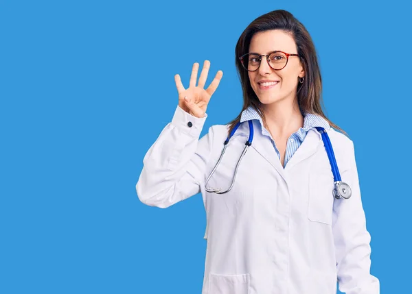 Joven Hermosa Mujer Vistiendo Estetoscopio Médico Gafas Mostrando Apuntando Hacia —  Fotos de Stock