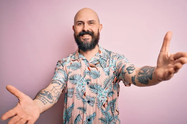 Bonito Homem Careca Com Barba Tatuagem Vestindo Camisa Floral Casual — Fotografia de Stock