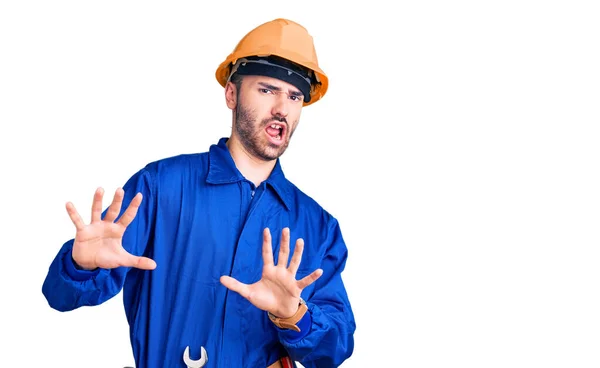 Joven Hombre Hispano Vistiendo Uniforme Obrero Asustado Aterrorizado Por Expresión — Foto de Stock