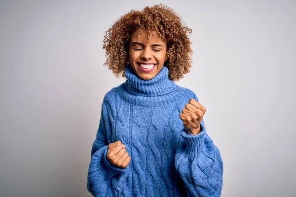 Jovem Bela Mulher Afro Americana Vestindo Camisola Gola Alta Sobre — Fotografia de Stock