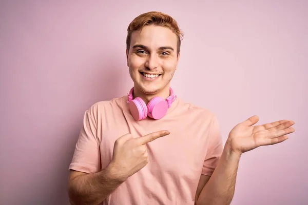 Jovem Ruiva Bonito Homem Ouvindo Música Usando Fones Ouvido Sobre — Fotografia de Stock