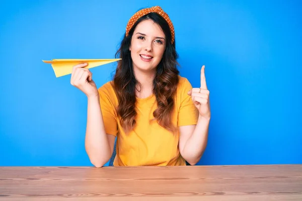 Jong Mooi Brunette Vrouw Holding Papier Vliegtuig Glimlachen Met Een — Stockfoto