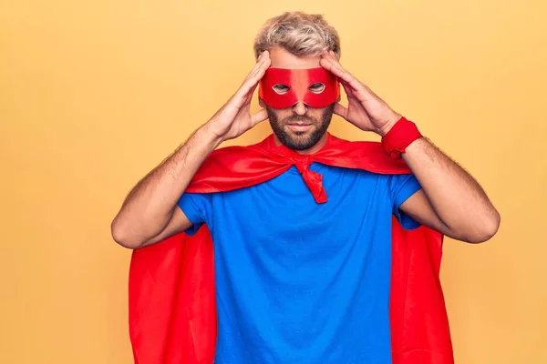 Bonito Homem Loiro Vestindo Traje Super Herói Com Máscara Capa — Fotografia de Stock