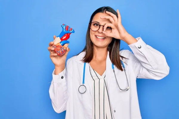 Jeune Belle Femme Cardiologue Brune Portant Stéthoscope Tenant Coeur Plastique — Photo
