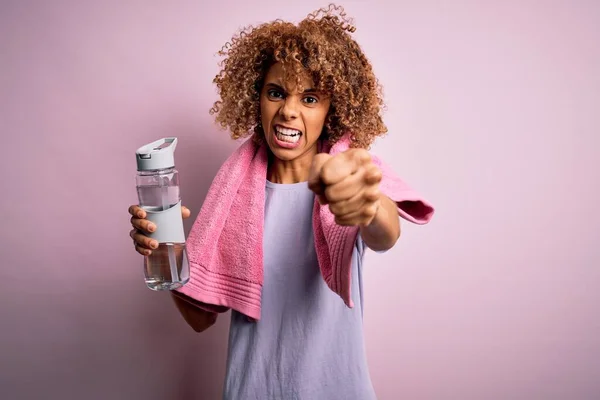 Junge Afrikanisch Amerikanische Sportlerin Beim Sport Mit Handtuch Trinkflasche Wasser — Stockfoto