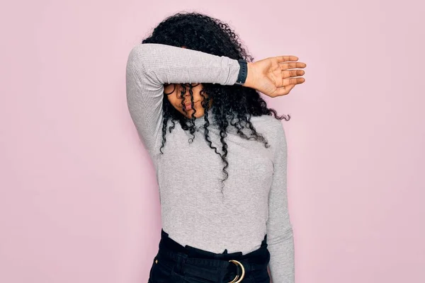 Молодая Африканская Американка Свитере Водолазке Очках Розовом Фоне Закрывает Глаза — стоковое фото