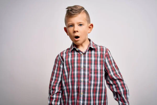 코카서스 아이가 셔츠를 충격적 표정으로 회의적 빈정대며 채놀란 표정으로 — 스톡 사진