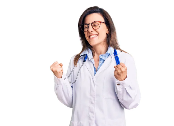 Joven Hermosa Mujer Vistiendo Estetoscopio Médico Gafas Muy Feliz Emocionado —  Fotos de Stock