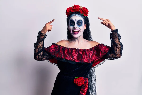 Mladá Žena Mexickém Dni Mrtvých Make Upu Úsměvem Ukazuje Hlavu — Stock fotografie
