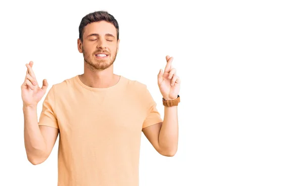 Bonito Jovem Homem Com Urso Vestindo Casual Amarelo Tshirt Gestação — Fotografia de Stock