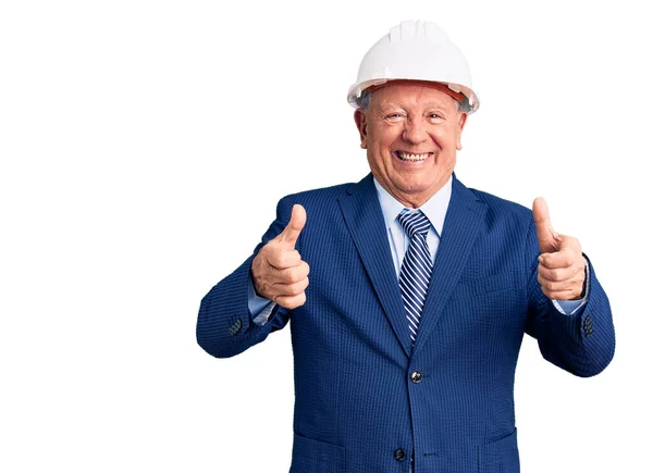 Senior Stilig Gråhårig Man Kostym Och Arkitekt Hardhat Framgång Tecken — Stockfoto