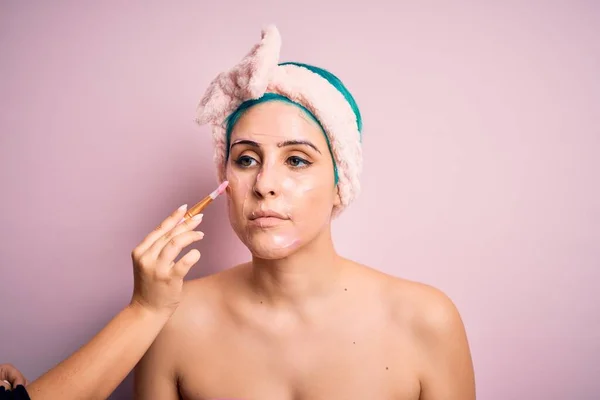 깨끗하게 과정을 아름다운 여성의 사진입니다 건강에 치료법으로 화장품용 마스크를 사용하는 — 스톡 사진