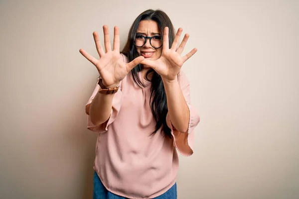 Soyutlanmış Arka Planda Gözlüklü Esmer Zarif Bir Kadın Korku Ifadesinden — Stok fotoğraf