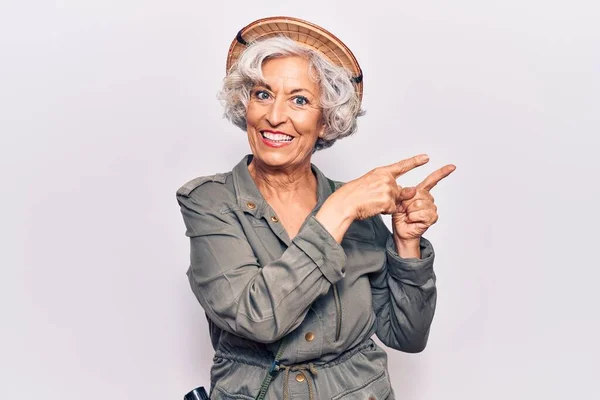 Yaşlı Gri Saçlı Kadın Kaşif Şapkası Takıyor Gülümsüyor Kameraya Bakıyor — Stok fotoğraf