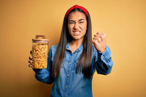 Giovane Bella Donna Asiatica Possesso Vaso Pasta Secca Italiana Maccheroni — Foto Stock