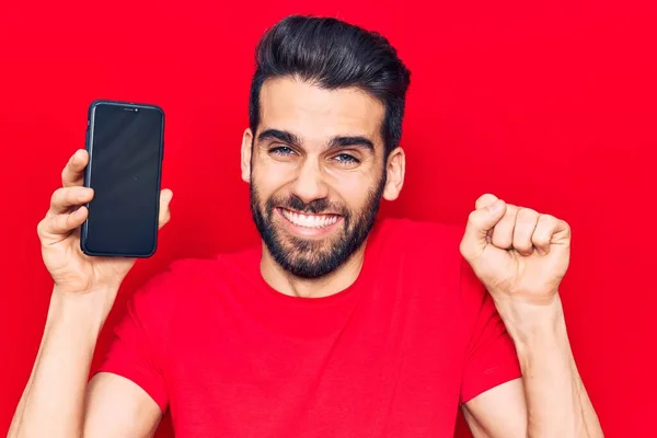 Young Handsome Man Beard Holding Smartphone Showing Screen Screaming Proud — Stock Photo, Image