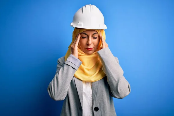 Брюнетка Средних Лет Архитектор Женщина Носящая Мусульманский Традиционный Хиджаб Шлем — стоковое фото
