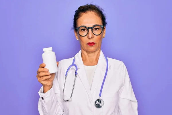 Medico Professionista Anziano Mezza Età Donna Possesso Pillole Farmaceutiche Con — Foto Stock