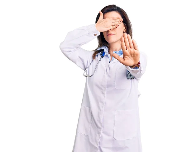 Ung Vacker Kvinna Bär Läkare Stetoskop Och Glasögon Täcker Ögon — Stockfoto