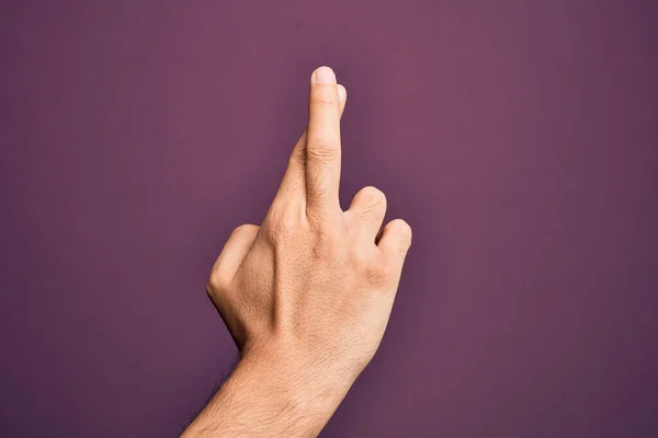 Mão Homem Jovem Caucasiano Mostrando Dedos Sobre Fundo Roxo Isolado — Fotografia de Stock