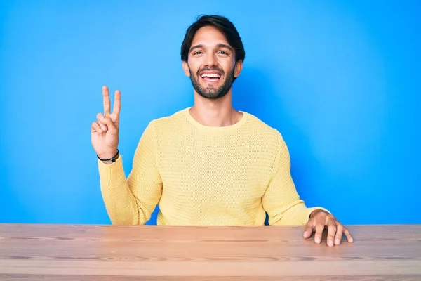 Bonito Homem Hispânico Vestindo Camisola Casual Sentado Mesa Sorrindo Com — Fotografia de Stock