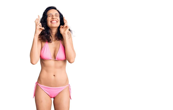 Jeune Belle Femme Hispanique Portant Bikini Geste Doigt Croisé Souriant — Photo