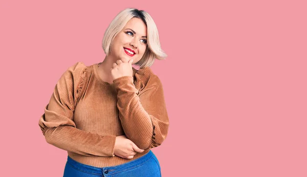 Ung Blondine Size Kvinde Iført Afslappet Sweater Med Hånd Hagen - Stock-foto