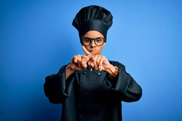 Junge Afrikanisch Amerikanische Köchin Frau Trägt Kochuniform Und Hut Über — Stockfoto