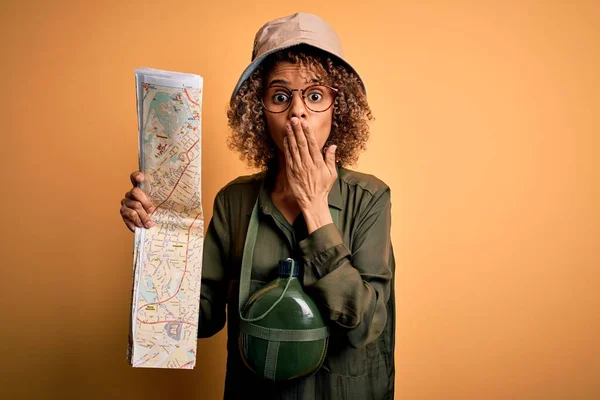 Африканська Жінка Туристка Одягнена Кашкет Дослідника Водної Їдальні Тримає Карту — стокове фото